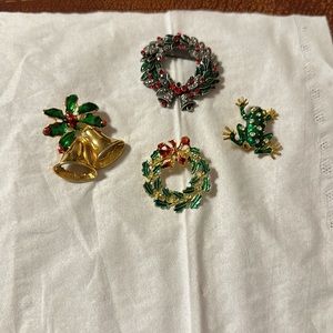 LIKE NEW VINTAGE CHRISTMAS HOLIDAYS BROOCH BUNDLE OFF 4 VERY BEAUTIFUL